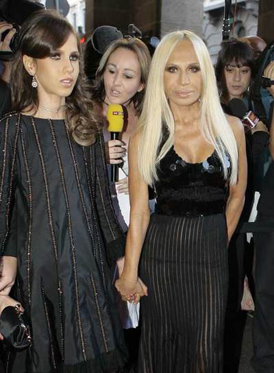 Donatella Versace y su hija Andrea (a la izquierda), ayer a su llegada a la Scala de Milán.
