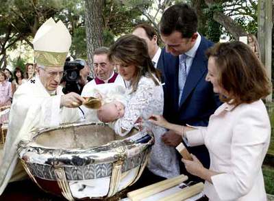 La infanta Sofía, en el momento de recibir el bautismo.