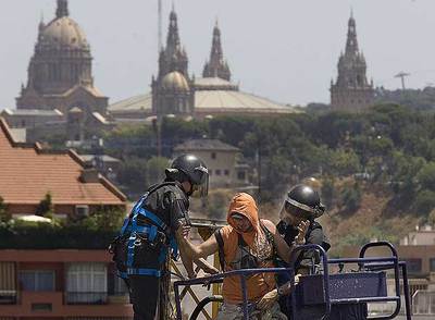 Un joven tras ser desalojado de una torre por dos  mossos .