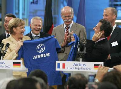 La canciller alemana, Angela Merkel, bromea ayer con el presidente francés, Nicolas Sarkozy, en Toulouse, ante los directivos alemanes de EADS.