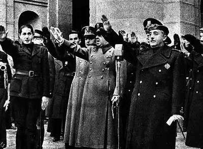 El general Franco junto a Dionisio Ridruejo, Franco Salgado y Gamero del Castillo, ante la tumba de José Antonio Primo de Rivera (1940).
