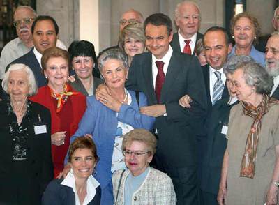 Zapatero, entre el presidente mexicano, Felipe Calderón, y Amparo Batanero, de la Asociación Niños de Morelia, acogidos durante la Guerra Civil; abajo a la izquierda, la esposa del presidente español, Sonsoles Espinosa.