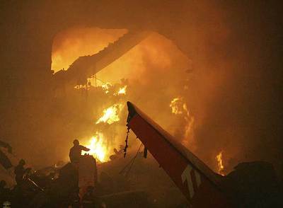 Bomberos de São Paulo combaten el incendio del avión estrellado contra el edificio de la TAM en el aeropuerto.