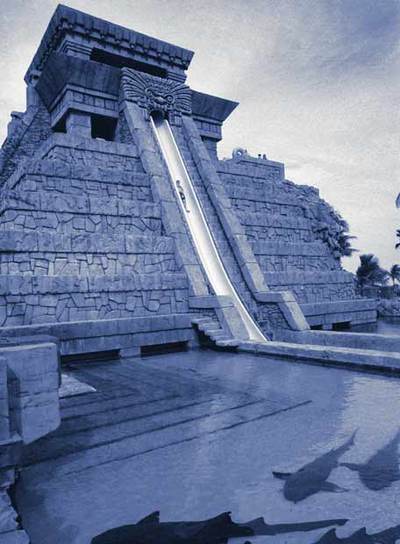  Sacrificio humano con tiburones , de Rubén Ortiz-Torres.