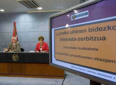 Miren Azkarate y Joseba Azkarraga, durante la rueda de prensa celebrada ayer en Vitoria.