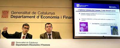 El director de la ACC, Jordi Anguera, muestra la nueva página   web   junto a un miembro de la institución.