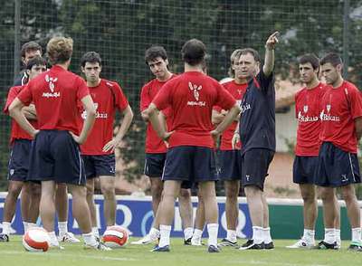 Caparrós, tercero por la derecha, en su primer entrenamiento con el Athletic.