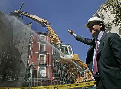 El alcalde de Madrid, Alberto Ruiz-Gallardón, posa frente al mercado en demolición.