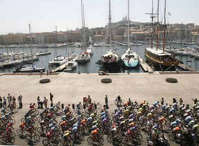 El pelotón, ayer a la salida en el viejo puerto de Marsella.