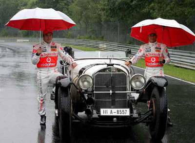 Fernando Alonso y Lewis Hamilton, ayer en un Mercedes de 1927 en el circuito de Nürburgring.