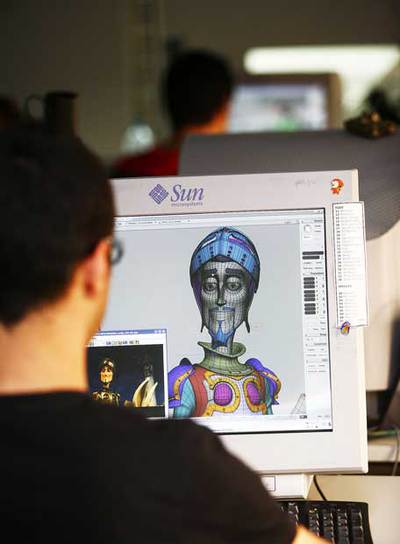 Con un presupuesto de 14 millones de euros, se estrenará el 5 de diciembre. El filme es una coproducción entre España -Filmax (con un 67%)- e Italia. Filmax tiene preparado también 'Nocturna'. En la imagen, un diseñador en las oficinas de Santiago de Compostela.