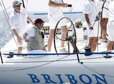El Rey, al timón del  Bribón  ayer en Palma de Mallorca.