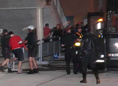 Los policías canadienses detienen a varios jugadores chilenos la madrugada de ayer.