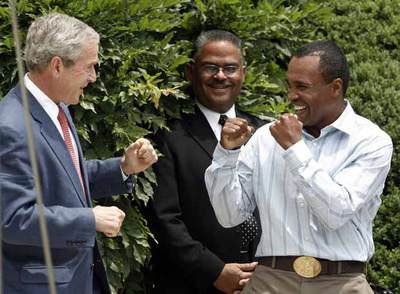El presidente Bush (izquierda) bromea con el boxeador Sugar Ray Leonard ayer en la Casa Blanca.