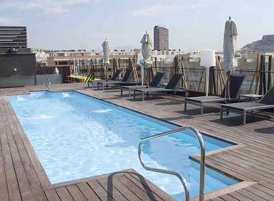La piscina del hotel AC Alicante se enciende por la noche.