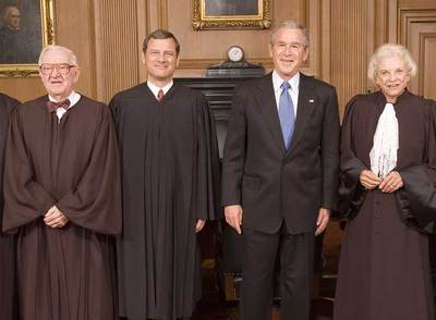 El presidente Bush, con miembros del Tribunal Supremo: de izquierda a derecha, John Paul Stevens, John Roberts (presidente del tribunal), Bush y Sandra Day O'Connor.