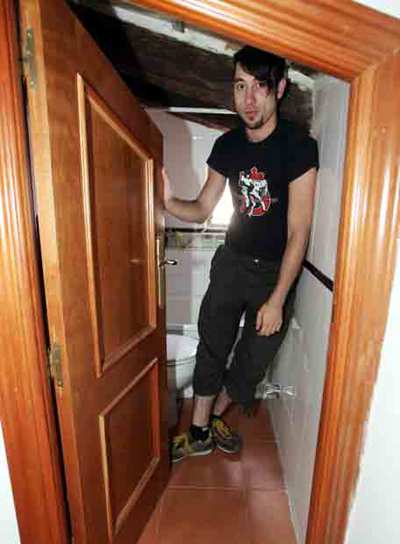 Christian Coll, en el baño de su  minipiso  en Lavapiés (Madrid).