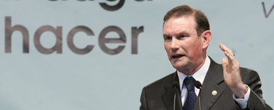 El  lehendakari  Juan José Ibarretxe, durante un mitin del PNV en Irún en mayo pasado.