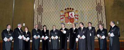 Los 12 magistrados que actualmente componen el Tribunal Constitucional, en el acto de toma de posesión en 2004.
