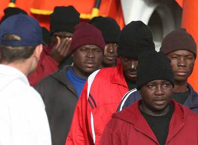 Inmigrantes desembarcan en Tenerife el viernes tras ser rescatados por Salvamento Marítimo a 98 millas de la costa.