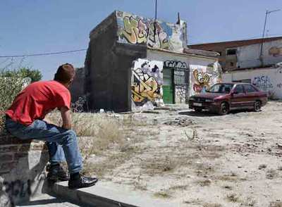 Una de las casas que resisten al derribo en el poblado de Fuencarral.