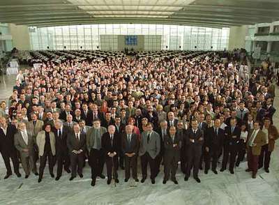 La plantilla del diario EL PAÍS, en la comida celebrada con ocasión del 25º aniversario del periódico, en mayo de 2001. En el medio, en primera fila, José Ortega Spottorno y Jesús de Polanco.