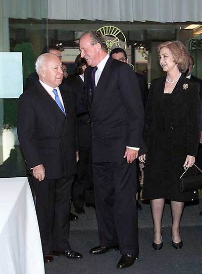 Jesús de Polanco, con don Juan Carlos y doña Sofía en los premios Ortega y Gasset de Periodismo en 2001.