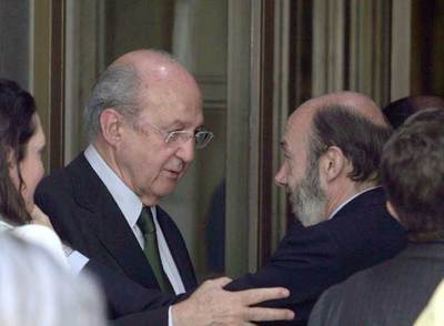 El empresario Plácido Arango (a la izquierda) saluda al ministro del Interior, Alfredo Pérez Rubalcaba.