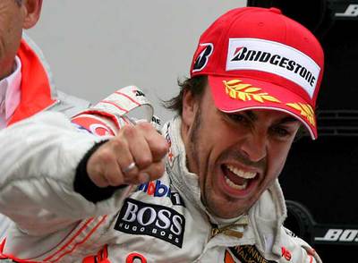 Alonso celebra eufórico su victoria en el podio de Nürburgring.