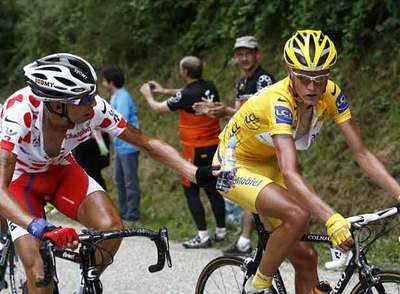 Soler, del Barloworld, da agua a Rasmussen (Rabobank) durante la última ascensión de la etapa.