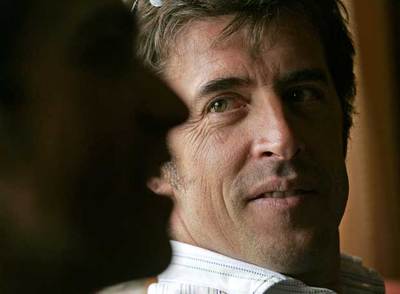 Delgado escucha a Contador durante la entrevista.