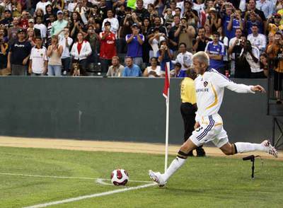 Beckham saca un córner ante las cámaras de decenas de aficionados.