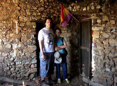 Ángel Serrano y Beatriz Pereda, nieto e hija de Victorino Pereda, en la majada donde murió el maquis.