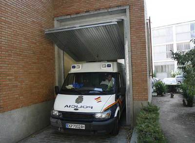 Varios de los imputados en la Operación Fénix llegan a los juzgados de Córdoba en un furgón policial.