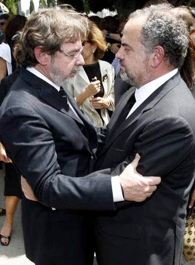 Juan Luis Cebrián se abraza con Ignacio Polanco.