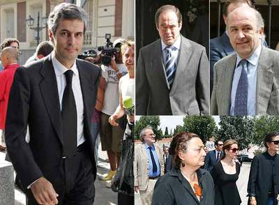 De izquierda a derecha, Adolfo Suárez Illana, José Bono y Joaquín Almunia, en la sede de la Fundación Santillana, donde estaba instalada la capilla ardiente. Abajo, a la derecha, en primer término, la diseñadora Elena Benarroch en el cementerio de la Almudena.