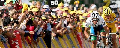 Contador acelera ante Rasmussen en la recta final de la etapa.