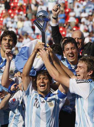 Agüero, en el centro, levanta la Copa junto a varios compañeros.