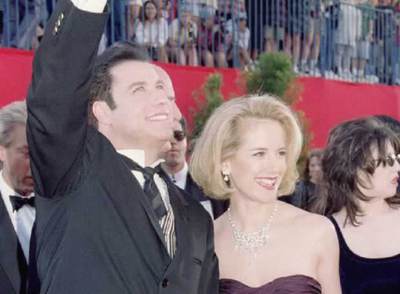 Travolta se traviste para bailar otra vez