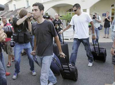 Daniel Navarro y Toni Colom, ciclistas del Astana, dejan el hotel del equipo ayer por la tarde.