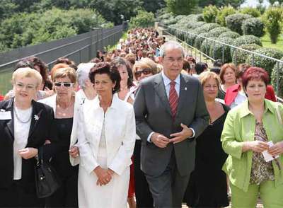 Touriño junto a su esposa (de blanco) y la presidenta del Parlamento encabeza la  marcha  de las mujeres.
