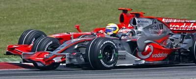 Fernando Alonso intenta adelantar a Felipe Massa, de Ferrari, en la primera curva del Gran Premio de España del pasado mayo.