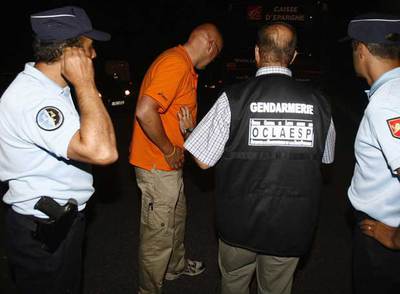 El portavoz del Rabobank, Jacob Bergsma (segundo por la izquierda), da explicaciones a la policía.