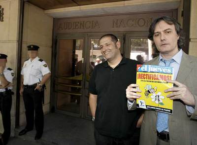 Manel Fontdevila y Guillermo (con un ejemplar de  El Jueves),  ayer a la puerta de la Audiencia Nacional.