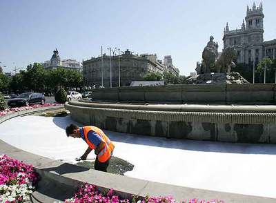 Espuma en la Cibeles en respuesta a un desalojo 'okupa'