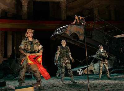 Escenas de 'Los persas. Réquiem por un soldado', durante un ensayo.