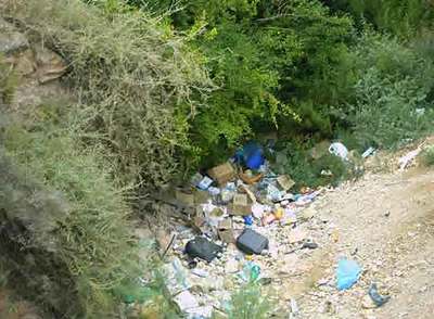 Desperdicios acumulados en una zona de la rambla de Níjar.