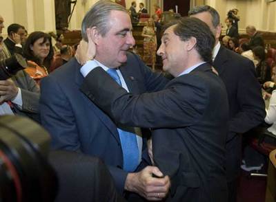 Xabier Agirre (PNV, a la derecha), elegido diputado general de Álava, saluda al anterior, Ramón Rabanera (PP).