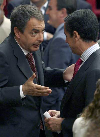 Rodríguez Zapatero conversa ayer con Eduardo Zaplana en el Congreso.