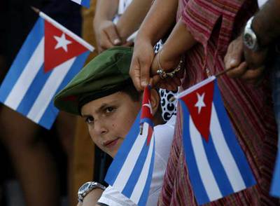 Un niño asoma entre la gente que asistió a la ceremonia del 54º aniversario del asalto al cuartel Moncada, celebrada ayer en Camagüey.